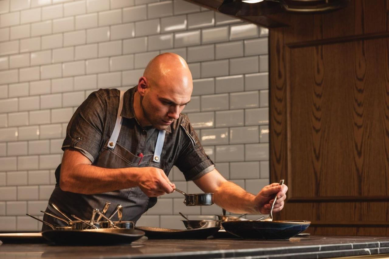 Sofitel Adelaide Hotel Exterior foto Chef preparing food